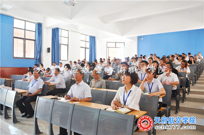 1528178760425842.jpg 與會人員認(rèn)真聽講2.JPG