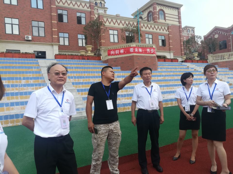 1535347632357292.jpg 檢查運(yùn)動(dòng)場(chǎng)地2.jpg