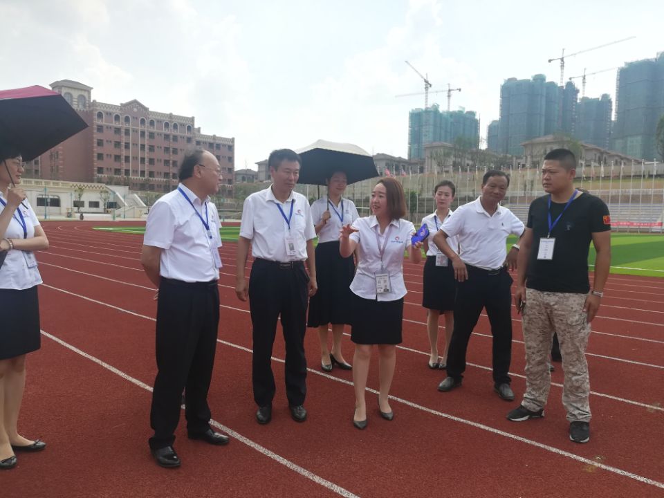 1535347645314863.jpg 檢查運(yùn)動(dòng)場(chǎng)地1.jpg