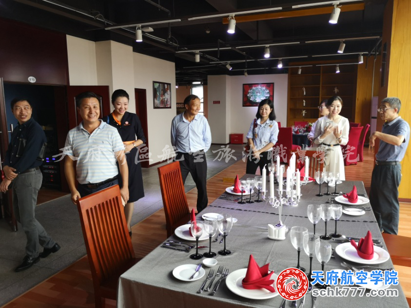 1537514131993603.png 陳敬貴處長(zhǎng)講解酒店實(shí)訓(xùn)室(右一).png