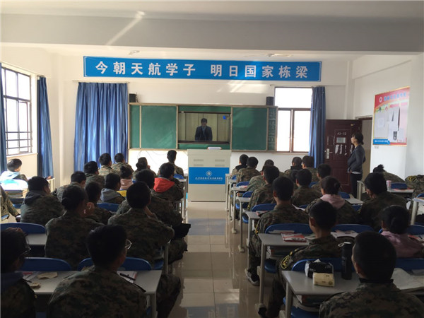 1573731258321877.jpg 學(xué)生收看報告會4.jpg