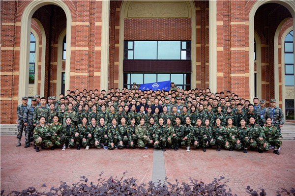 學(xué)院領(lǐng)導(dǎo)和全體校衛(wèi)隊(duì)成員合影留念.jpg